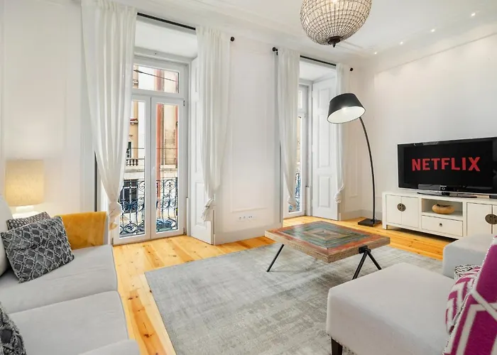 Whome Luxury Stay In Prime Location W/ Ac, Lift & Private Patio